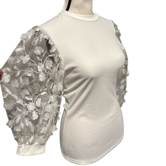 Amazon  statement sleeve top with embroidery 3-D flowers–‎ Size XS - Picture 4 of 5